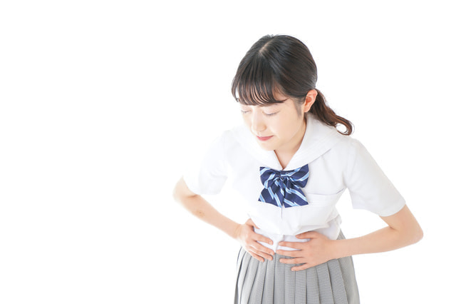 お腹が痛い　生理日のお風呂上がり対策。経血問題を解決するナプキン補助商品。生理の女性の悩み、お風呂上りに経血漏れでバスマットや脱衣所、足を汚さないよう下着に付けるのではなくデリケートゾーンに簡単に装着する。ナプラスを付けたままショーツを穿くことが出来ます。月経前症候群　PMS