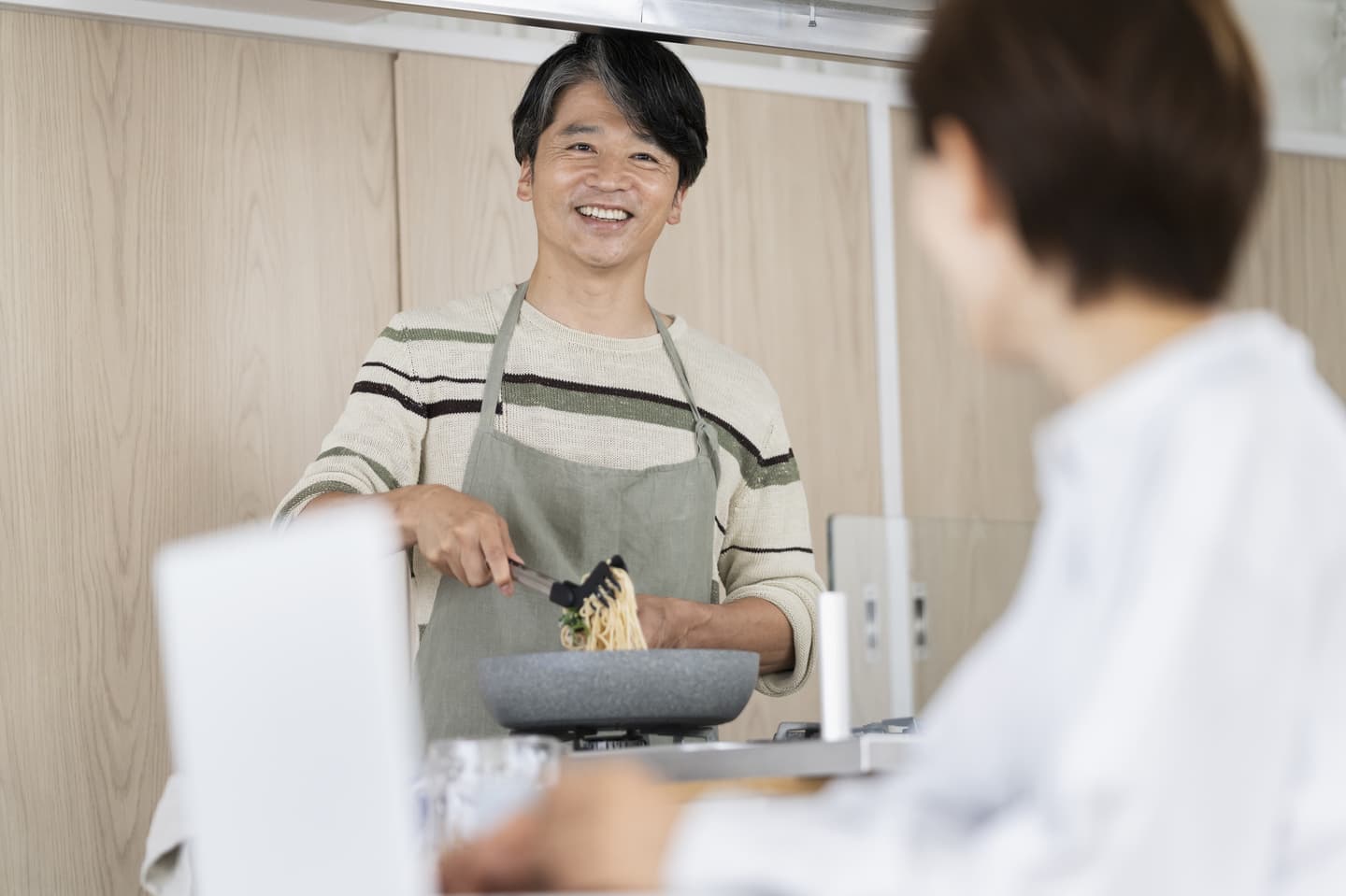 ジェンダーとは　生理日のお風呂上がり対策。経血問題を解決するナプキン補助商品。生理の女性の悩み　ストレス　お風呂上りに経血垂れでバスマットや脱衣所、足を汚さないよう下着に付けるのではなくデリケートゾーンに簡単に装着する。ナプラスeを付けたままショーツを穿くことが出来ます。フェムテック　フェムケア　産後生理