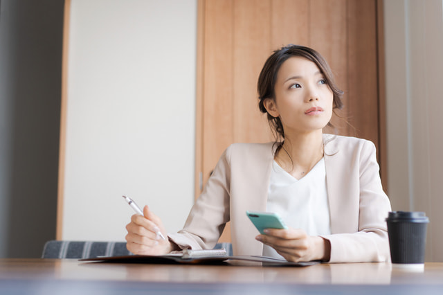 ジェンダーとは　生理日のお風呂上がり対策。経血問題を解決するナプキン補助商品。生理の女性の悩み　ストレス　お風呂上りに経血垂れでバスマットや脱衣所、足を汚さないよう下着に付けるのではなくデリケートゾーンに簡単に装着する。ナプラスeを付けたままショーツを穿くことが出来ます。フェムテック　フェムケア　産後生理