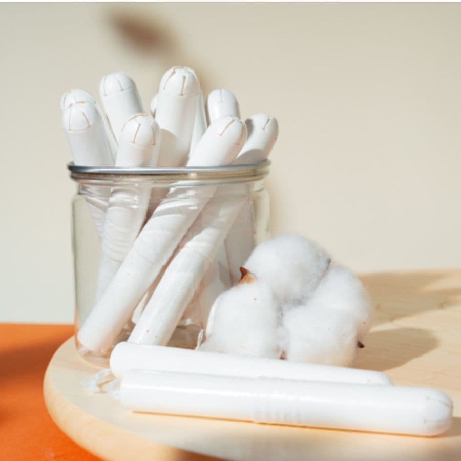 生理日のお風呂上がり対策。経血問題を解決するナプキン補助商品。生理の女性の悩み　ストレス　不安　お風呂上りにポタポタ垂れでバスマットやタオル　足を汚さない　下着に付けるの　デリケートゾーンに挟む　ナプラスeを付けたままショーツをはく　フェムテック　フェムケア　産後生理　生理日あるある　昼用　夜用　教えて生理の事　お股に挟む　災害時の生理　自衛隊のお風呂　補助商品　生理用品　どのナプキンも補助　お風呂上り３分間問題