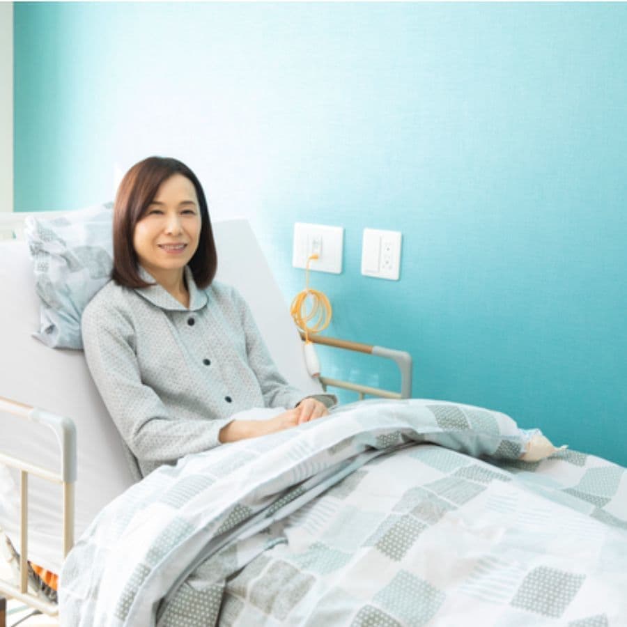 生理日のお風呂上がり対策。経血問題を解決するナプキン補助商品。生理の女性の悩み　ストレス　不安　お風呂上りにポタポタ垂れでバスマットやタオル　足を汚さない　下着に付けるの　デリケートゾーンに挟む　ナプラスeを付けたままショーツをはく　フェムテック　フェムケア　産後生理　生理日あるある　昼用　夜用　教えて生理の事　お股に挟む　災害時の生理　自衛隊のお風呂　補助商品　生理用品　どのナプキンも補助　お風呂上り３分間問題　多目的トイレ