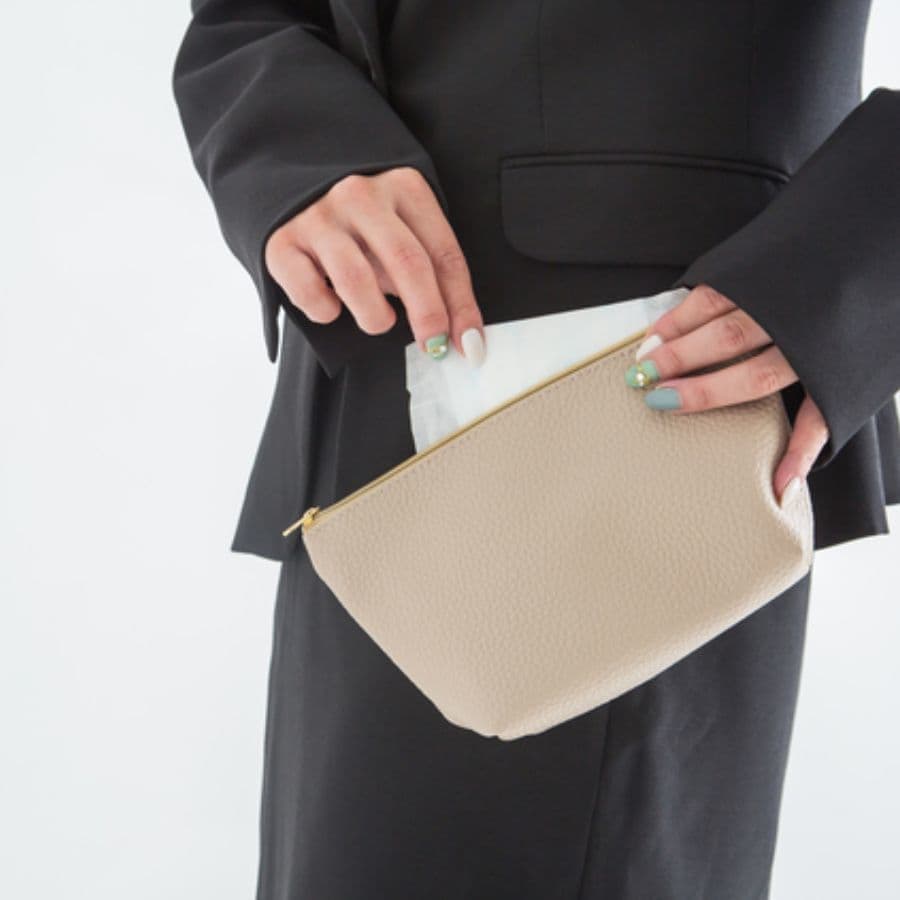 生理日のお風呂上がり対策。経血問題を解決するナプキン補助商品。生理の女性の悩み　ストレス　不安　お風呂上りにポタポタ垂れでバスマットやタオル　足を汚さない　下着に付けるの　デリケートゾーンに挟む　ナプラスeを付けたままショーツをはく　フェムテック　フェムケア　産後生理　生理日あるある　昼用　夜用　教えて生理の事　お股に挟む　災害時の生理　自衛隊のお風呂　補助商品　生理用品　どのナプキンも補助　お風呂上り３分間問題