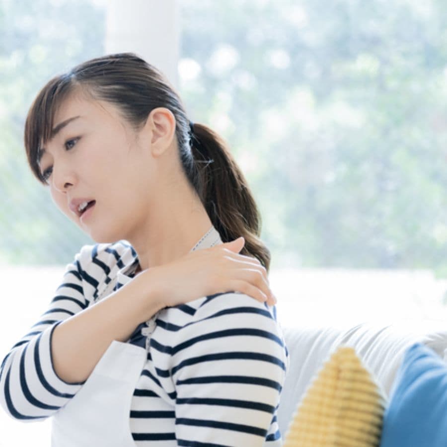 生理日のお風呂上がり対策。経血問題を解決するナプキン補助商品。生理の女性の悩み　ストレス　不安　お風呂上りにポタポタ垂れでバスマットやタオル　足を汚さない　下着に付けるの　デリケートゾーンに挟む　ナプラスeを付けたままショーツをはく　フェムテック　フェムケア　産後生理　生理日あるある　昼用　夜用　教えて生理の事　お股に挟む　災害時の生理　自衛隊のお風呂　補助商品　生理用品　どのナプキンも補助　お風呂上り３分間問題