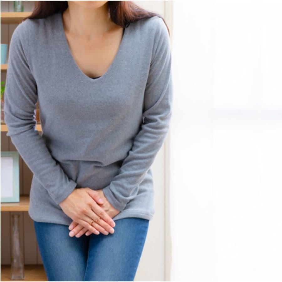 生理日のお風呂上がり対策。経血問題を解決するナプキン補助商品。生理の女性の悩み　ストレス　不安　お風呂上りにポタポタ垂れでバスマットやタオル　足を汚さない　下着に付けるの　デリケートゾーンに挟む　ナプラスeを付けたままショーツをはく　フェムテック　フェムケア　産後生理　生理日あるある　昼用　夜用　教えて生理の事　お股に挟む　災害時の生理　自衛隊のお風呂　補助商品　生理用品　どのナプキンも補助　お風呂上り３分間問題　多目的トイレ