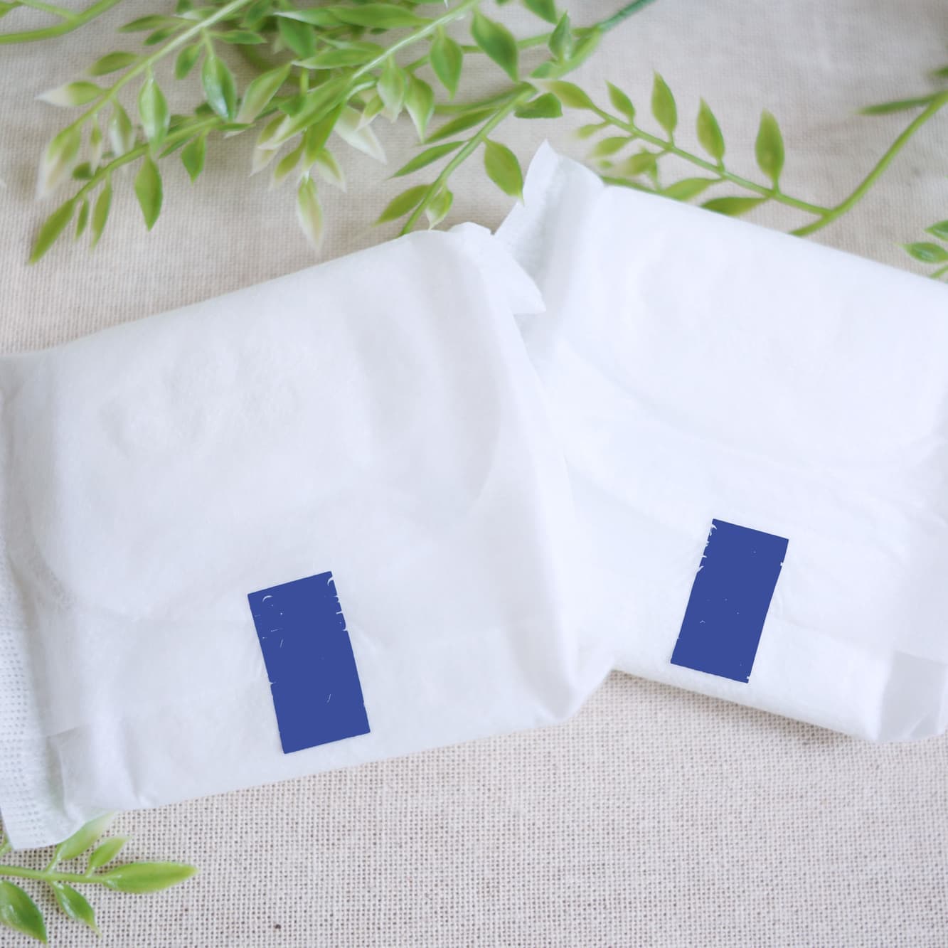 生理日のお風呂上がり対策。経血問題を解決するナプキン補助商品。生理の女性の悩み　ストレス　不安　お風呂上りにポタポタ垂れでバスマットやタオル　足を汚さない　下着に付けるの　デリケートゾーンに挟む　ナプラスeを付けたままショーツをはく　フェムテック　フェムケア　産後生理　生理日あるある　昼用　夜用　教えて生理の事　お股に挟む　災害時の生理　自衛隊のお風呂　補助商品　生理用品　どのナプキンも補助　お風呂上り３分間問題　多目的トイレ