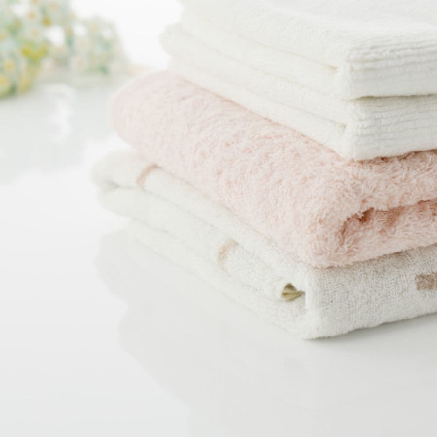 生理日のお風呂上がり対策。経血問題を解決するナプキン補助商品。生理の女性の悩み　ストレス　不安　お風呂上りにポタポタ垂れでバスマットやタオル　足を汚さない　下着に付けるの　デリケートゾーンに挟む　ナプラスeを付けたままショーツをはく　フェムテック　フェムケア　産後生理　生理日あるある　昼用　夜用　教えて生理の事　お股に挟む　災害時の生理　自衛隊のお風呂　補助商品　生理用品　どのナプキンも補助　お風呂上り３分間問題　多目的トイレ