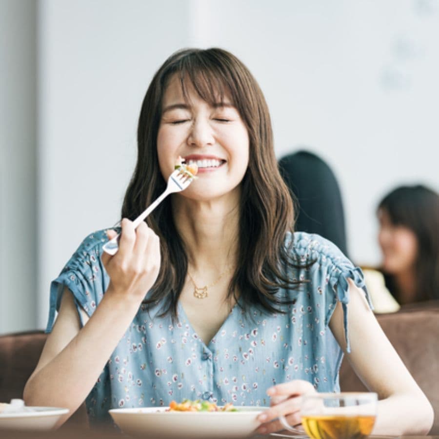 生理日のお風呂上がり対策。経血問題を解決するナプキン補助商品。生理の女性の悩み　ストレス　不安　お風呂上りにポタポタ垂れでバスマットやタオル　足を汚さない　下着に付けるの　デリケートゾーンに挟む　ナプラスeを付けたままショーツをはく　フェムテック　フェムケア　産後生理　生理日あるある　昼用　夜用　教えて生理の事　お股に挟む　災害時の生理　自衛隊のお風呂　補助商品　生理用品　どのナプキンも補助　お風呂上り３分間問題　多目的トイレ