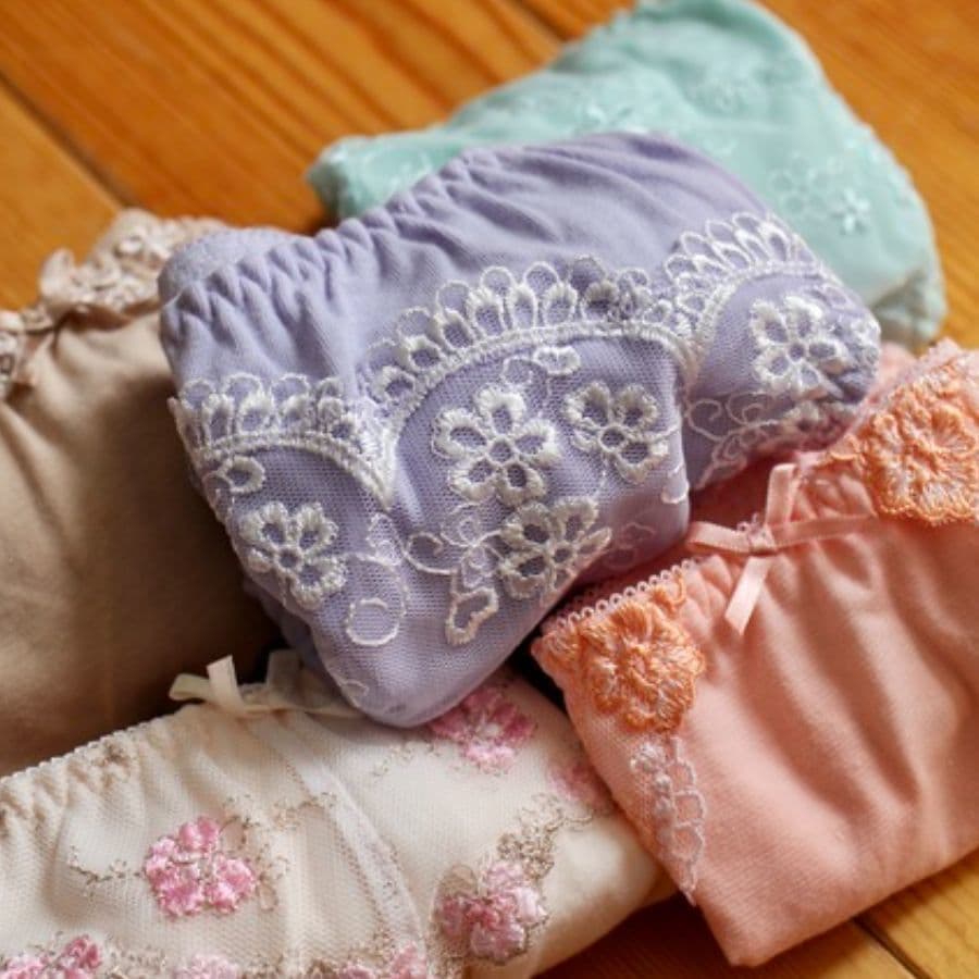 生理日のお風呂上がり対策。経血問題を解決するナプキン補助商品。生理の女性の悩み　ストレス　不安　お風呂上りにポタポタ垂れでバスマットやタオル　足を汚さない　下着に付けるの　デリケートゾーンに挟む　ナプラスeを付けたままショーツをはく　フェムテック　フェムケア　産後生理　生理日あるある　昼用　夜用　教えて生理の事　お股に挟む　災害時の生理　自衛隊のお風呂　補助商品　生理用品　どのナプキンも補助　お風呂上り３分間問題　多目的トイレ