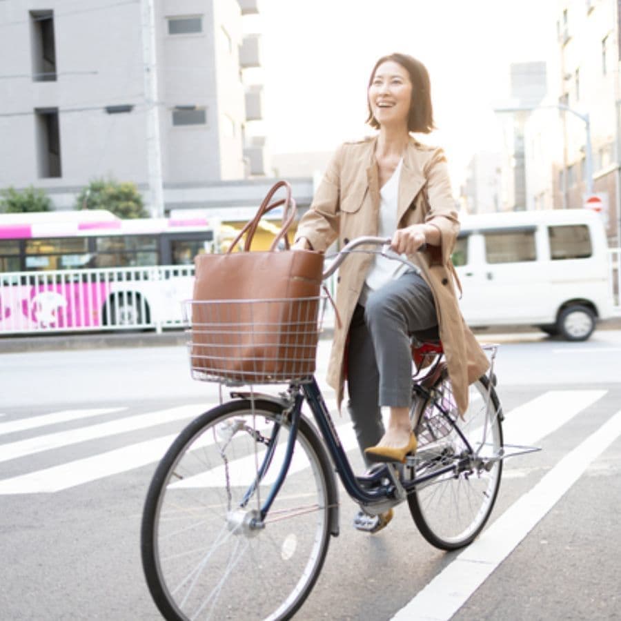 生理日のお風呂上がり対策。経血問題を解決するナプキン補助商品。生理の女性の悩み　ストレス　不安　お風呂上りにポタポタ垂れでバスマットやタオル　足を汚さない　下着に付けるの　デリケートゾーンに挟む　ナプラスeを付けたままショーツをはく　フェムテック　フェムケア　産後生理　生理日あるある　昼用　夜用　教えて生理の事　お股に挟む　災害時の生理　自衛隊のお風呂　補助商品　生理用品　どのナプキンも補助　お風呂上り３分間問題